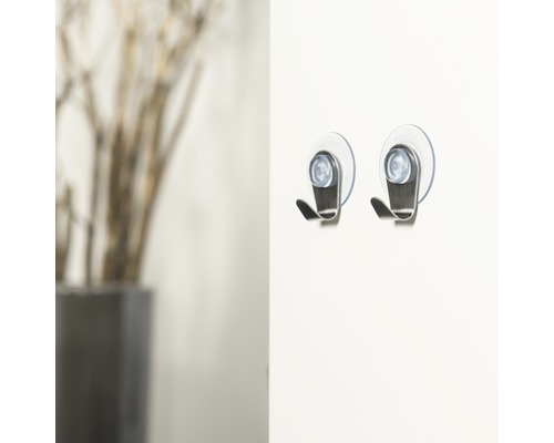Zwei Saugnapfhaken aus Metall an einer Wand
