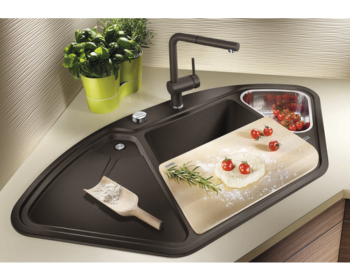 Eckspüle mit Armatur, Schneidebrett, Cherrytomaten und Kräutern