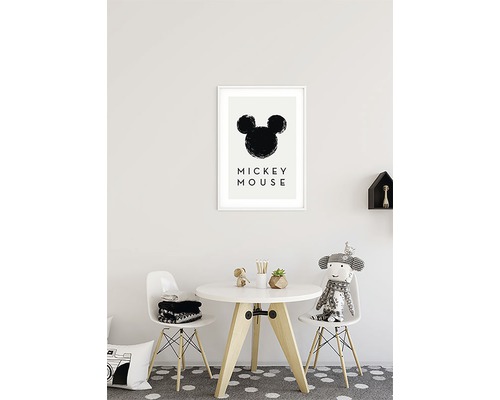 Chambre d''enfant décorative avec table, chaises et une image de Mickey Mouse