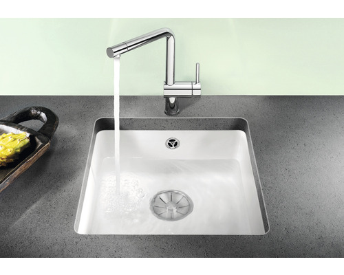 Évier avec robinet sur un plan de travail