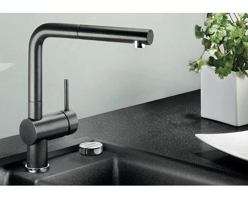 Robinet de cuisine avec douchette extractible sur un plan de travail