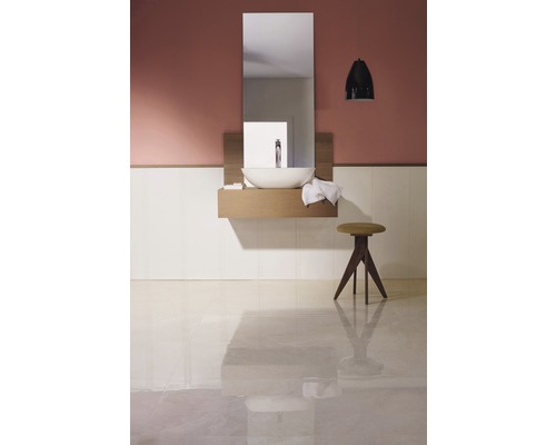 Badezimmer mit Spiegel, Waschbecken, Holzunterschrank, Lampe und Hocker