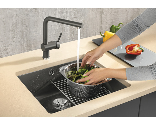 Évier avec robinet et légumes en cours de lavage