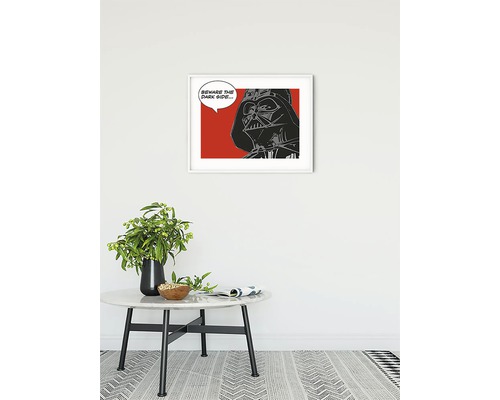Gerahmtes Wandbild mit Darth Vader Motiv über einem Tisch
