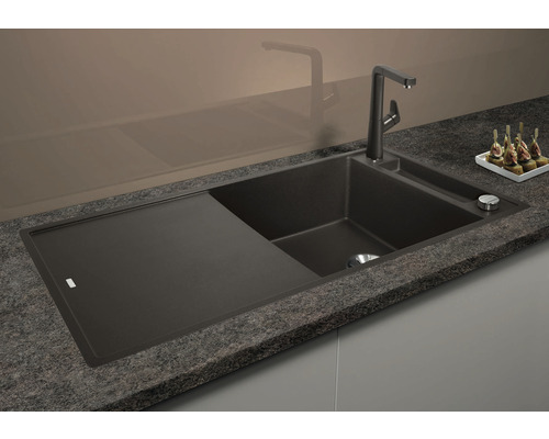 Spüle mit Abtropffläche und Wasserhahn auf einer Arbeitsplatte