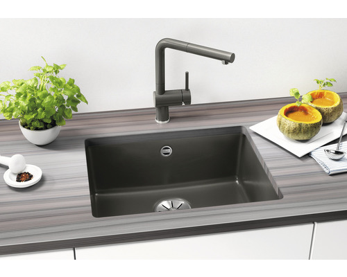 Évier en matériau composite avec robinet sur un plan de cuisine