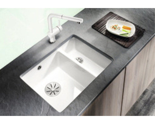 Évier de cuisine avec égouttoir et robinetterie sur plan de travail