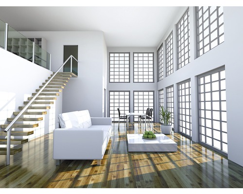 Helles Wohnzimmer mit Treppe, Sofa, Tisch und grossen Fenstern.