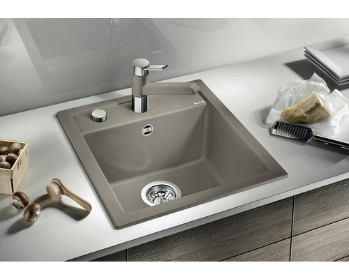 Évier avec robinetterie dans une cuisine lumineuse