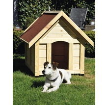 Hund liegt vor einer Hundehütte aus Holz mit Bitumendach im Garten.