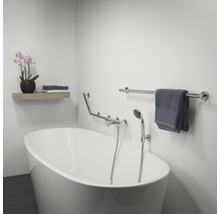 Salle de bains moderne avec baignoire îlot, barres d''appui et porte-serviettes