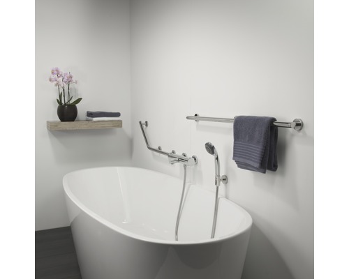 Modernes Badezimmer mit freistehender Badewanne, Haltegriffen und Handtuchhalter
