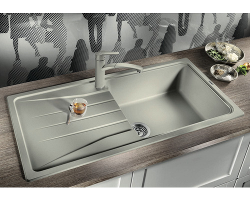 Évier de cuisine avec égouttoir et robinet sur un plan de travail