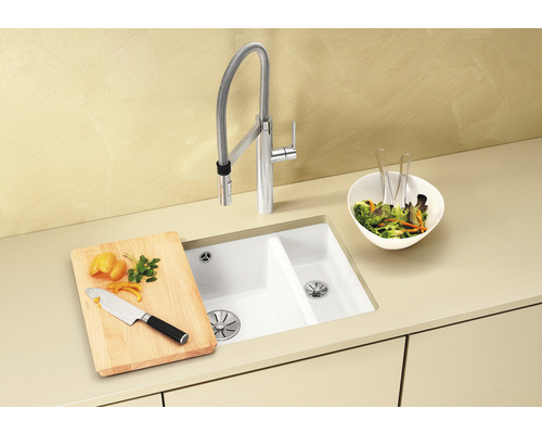 Évier de cuisine avec robinet, planche à découper, couteau et saladier