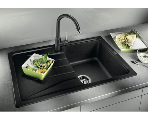 Évier de cuisine noir avec égouttoir et robinet assorti