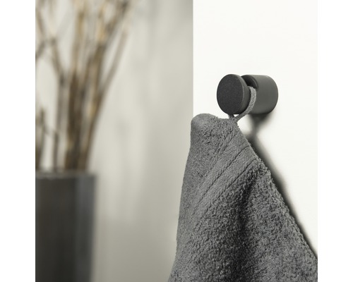 Handtuch an einem Wandhaken im Badezimmer