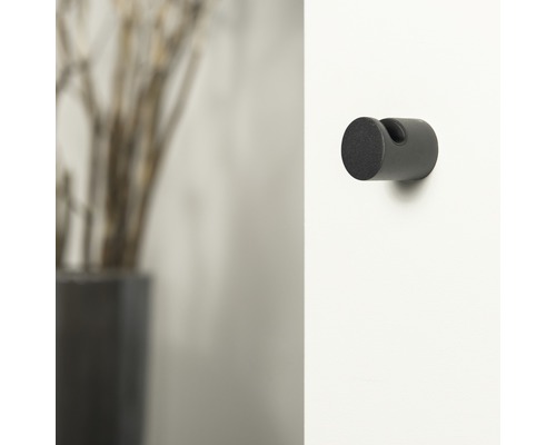 Schwarzer Garderobenhaken an einer Wand montiert