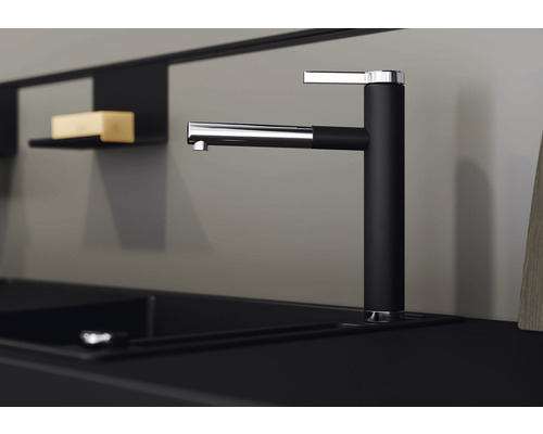 Robinet de cuisine avec base noire et bec chromé