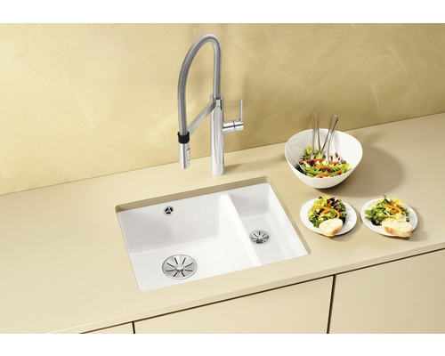 Scène de cuisine avec évier, robinet et plats