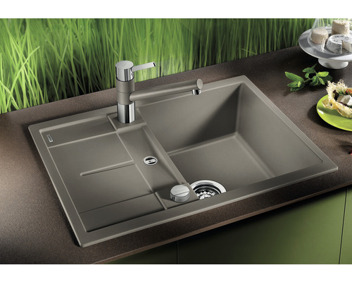 Spüle mit Abtropffläche und Armatur auf einer Arbeitsplatte