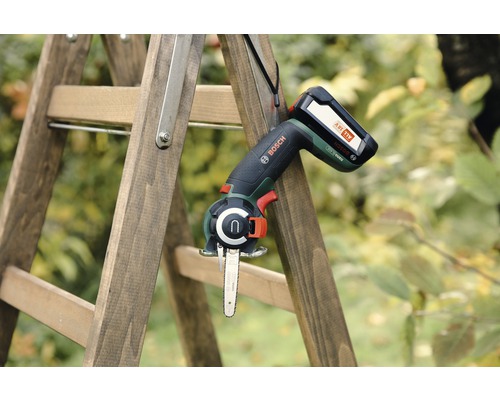 Tronçonneuse à batterie sur une échelle en bois