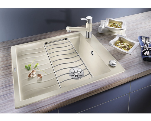 Évier avec égouttoir, grille d''égouttage et robinet sur un plan de travail