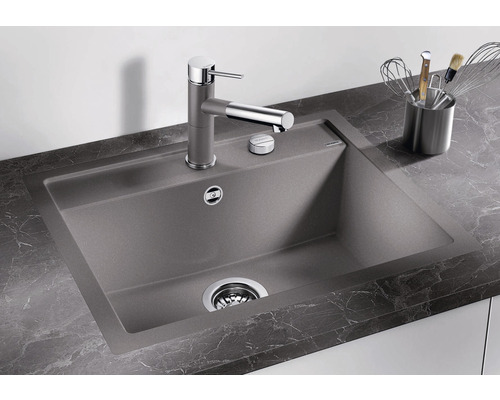 Évier avec robinet sur plan de travail