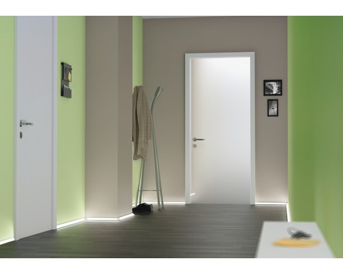 Couloir avec deux portes intérieures, un vestiaire et un éclairage LED