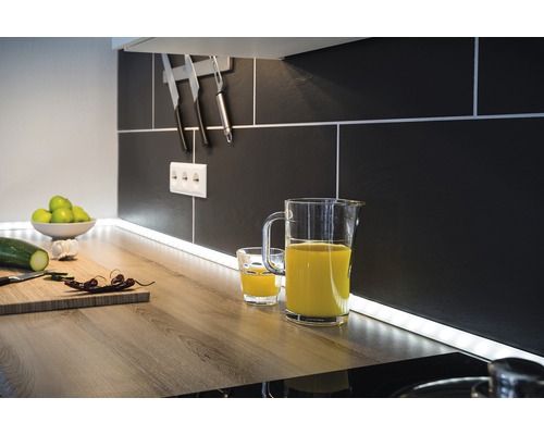 Scène de cuisine avec plan de travail, pichet de jus et aliments