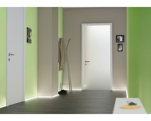 Flur mit zwei weißen Türen, Garderobe und Fussleistenbeleuchtung