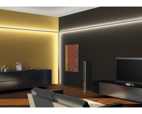 Salon moderne avec luminaires muraux linéaires, commode et télévision