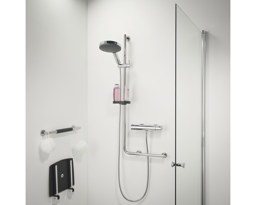 Salle de bain accessible avec paroi de douche, colonne de douche, barre d''appui et siège de douche.