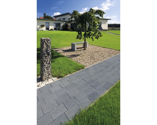 Gartenlandschaft mit Pflasterweg, Gabionen und Baum