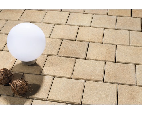 Pavés rectangulaires avec lampe sphérique et boules décoratives