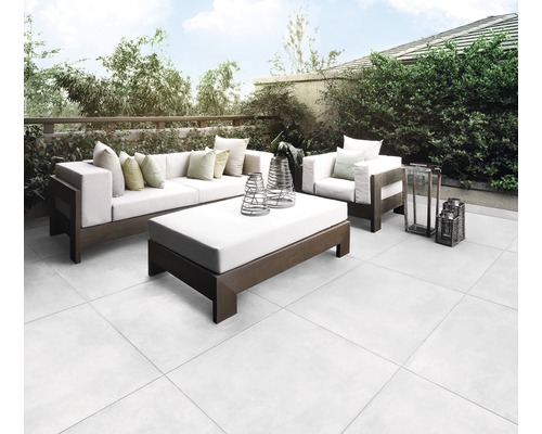 Terrasse mit Sitzgruppe und Bodenfliesen im Aussenbereich.