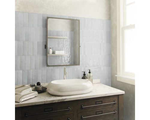 Salle de bain avec lavabo, miroir et carrelage