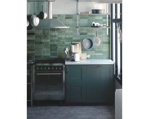 Scène de cuisine avec cuisinière, hotte, étagères et ustensiles de cuisine