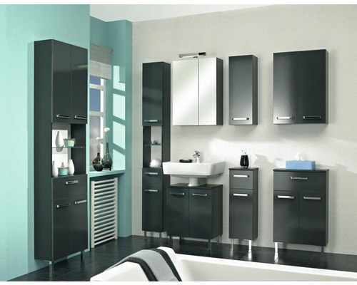 Salle de bains avec lavabo, armoire de toilette et armoire haute en gris