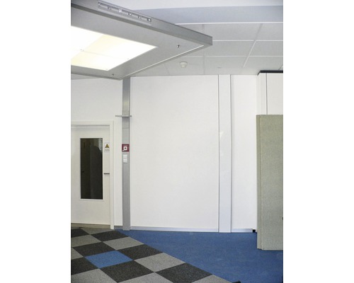 Innenraum mit Tür, Beleuchtung und Bodenbelägen