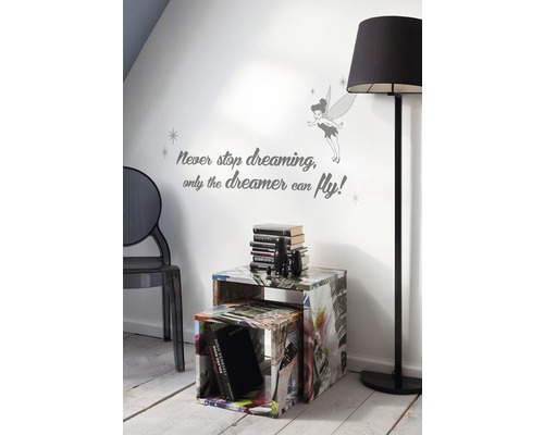 Espace de vie avec deux tables d''appoint, un lampadaire, une chaise et un sticker mural