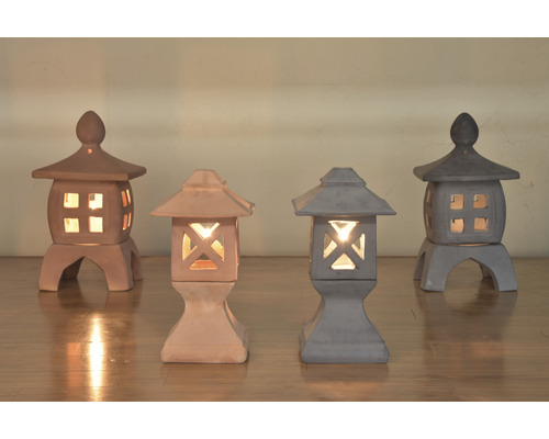 Quatre lanternes de jardin en terre cuite et en grès de style japonais