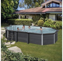 Piscine hors sol avec revêtement en bois et cadre en acier dans le jardin avec des enfants qui jouent.