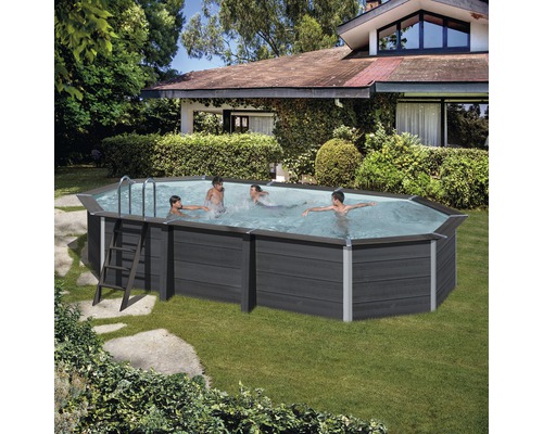 Piscine hors sol avec revêtement en bois et cadre en acier dans le jardin avec des enfants qui jouent.
