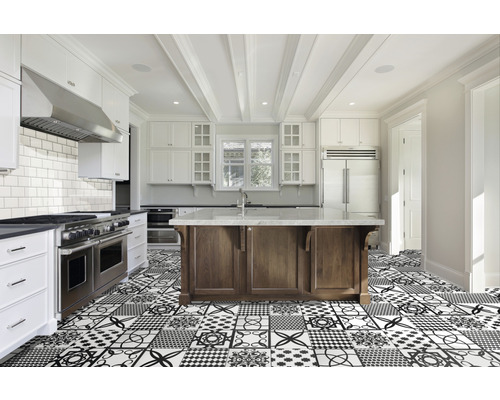 Cuisine lumineuse avec îlot de cuisine, armoires blanches et carrelage à motifs