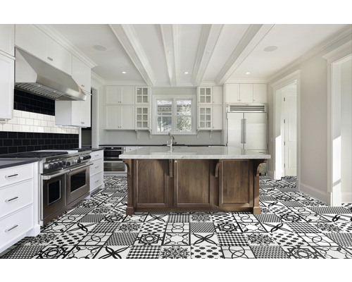 Cuisine claire avec îlot de cuisine, armoires blanches et carrelage à motifs