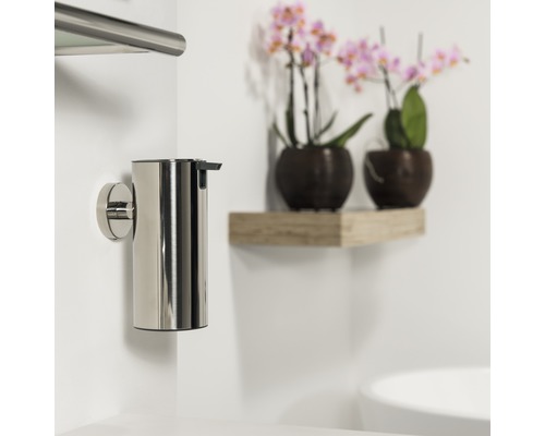 Wandseifenspender aus Metall im Badezimmer