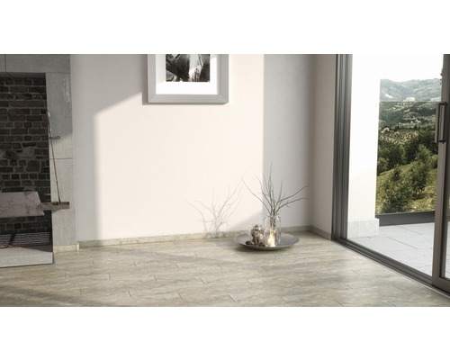 Intérieur lumineux avec carrelage en terre cuite et vue sur l''extérieur