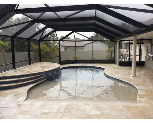 Überdachter Poolbereich mit Fliesenboden und Insektenschutz
