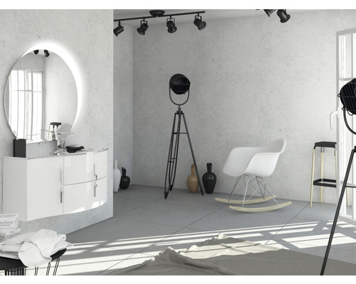 Salle de bain avec meuble-lavabo, miroir, luminaires, chaise et décoration