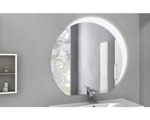Salle de bains moderne avec miroir circulaire lumineux au-dessus d''un lavabo